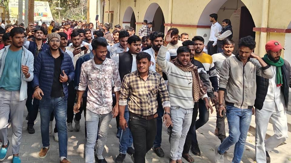 candidates took out procession and raised slogans due to leaking of constable recruitment exam paper in Etah