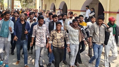 UP: सिपाही भर्ती परीक्षा का पेपर हुआ लीक, अभ्यर्थियों में आक्रोश; जुलूस निकालकर की नारेबाजी candidates took out procession and raised slogans due to leaking of constable recruitment exam paper in Etah