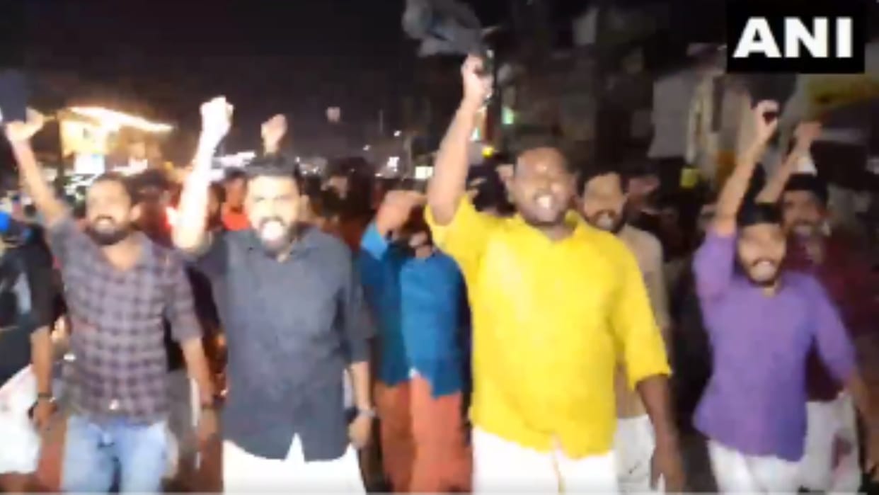 SFI workers shown black flags to governor arif mohammad khan police detained