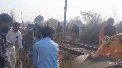 UP News: शाहजहांपुर में शहीद एक्सप्रेस से टकराया छुट्टा पशुओं का झुंड, कई मरे; ट्रेन का इंजन फेल Stray animal collided with Shaheed Express in Shahjahanpur