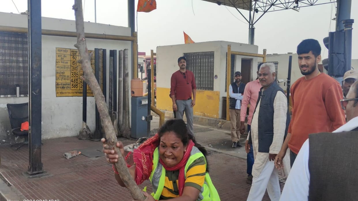 Fight over recovery at toll plaza, toll workers chased and beat them, video goes viral