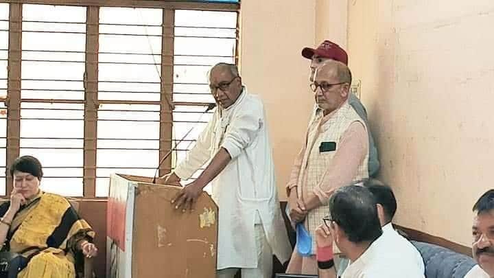 दिग्विजय सिंह ने राजगढ़ में पार्टी कार्यकर्ताओं को संबोधित किया।