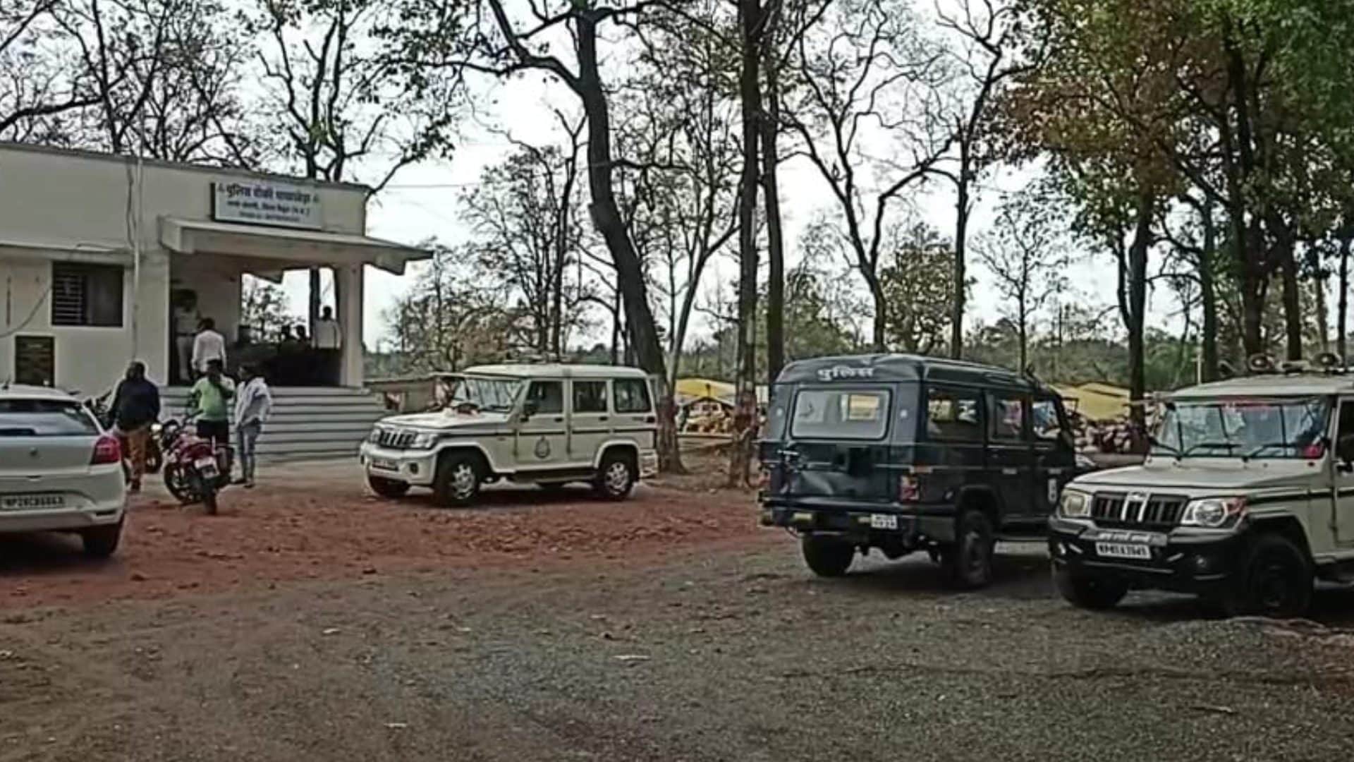 थाने के अंदर मनचलों की पिटाई