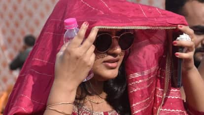 दिन में निकली धूप से परेशान युवती