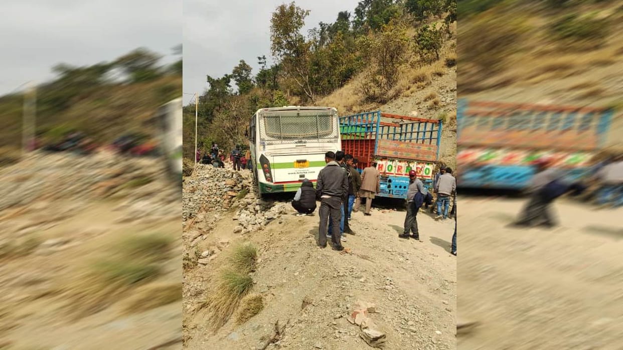 Truck full of bricks got stuck on the Kalsi road jammed Vikasnagar dehradun news in hindi