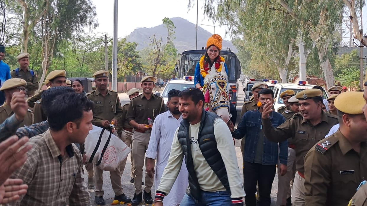IPS Vandita Rana given emotional farewell with royal pomp and show