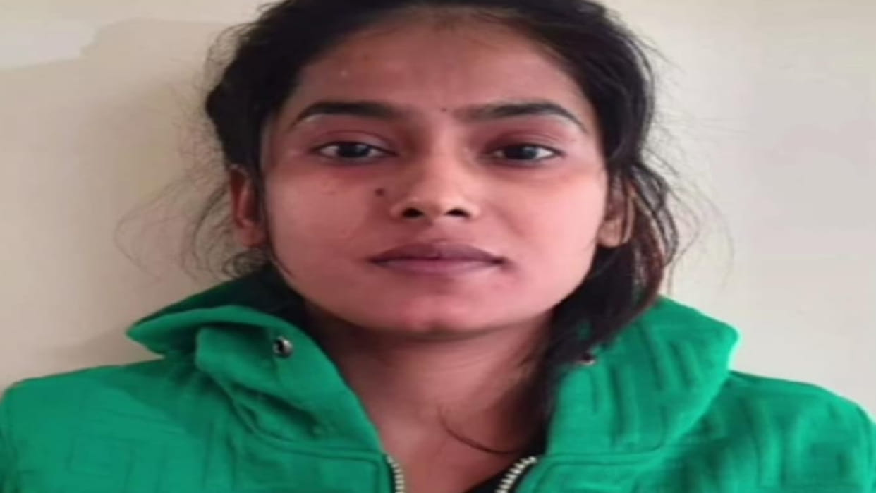 Female accused escaped by dodging while being taken by train