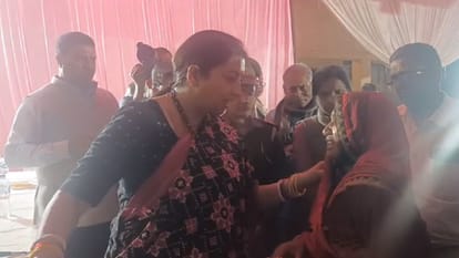 A woman complain to MP Smriti Irani in Amethi.