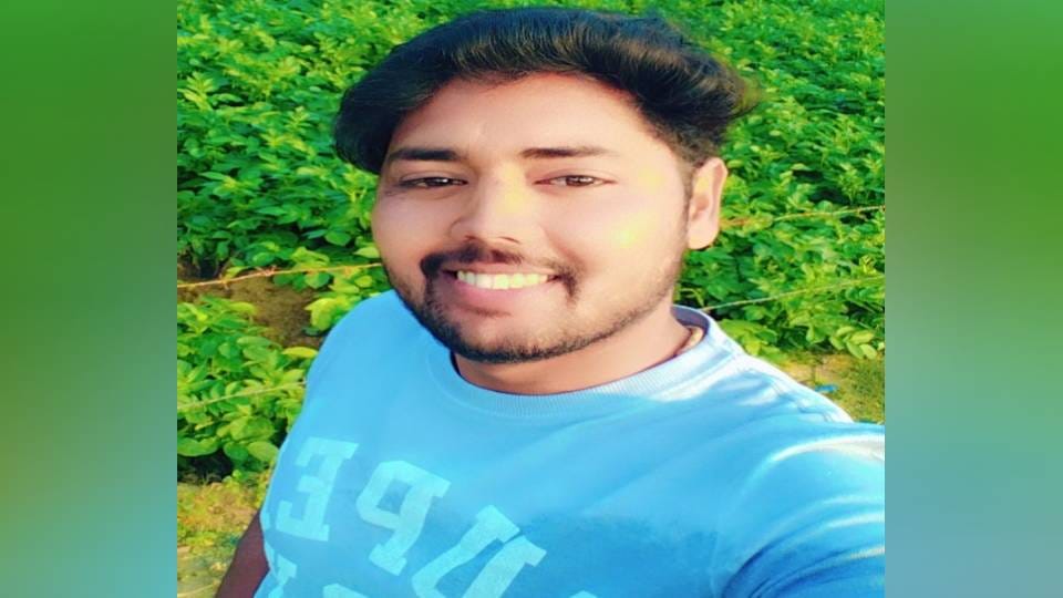 young man died in road accident who returning after distributing his own wedding card in Agra
