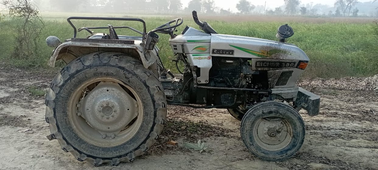 Major accident in Ballia Four people died in accident due to colliding tractor and bike in ballia