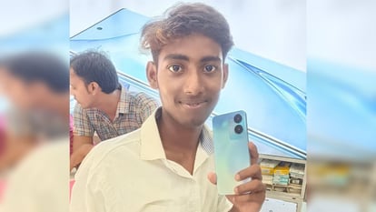 Bihar News: सड़क हादसे में ग्यारहवीं के एक छात्र की मौत; टक्कर मारने के बाद वाहन फरार, पुलिस जांच में जुटी Bettiah News: A class XI student died in a road accident; Vehicle absconds after collision