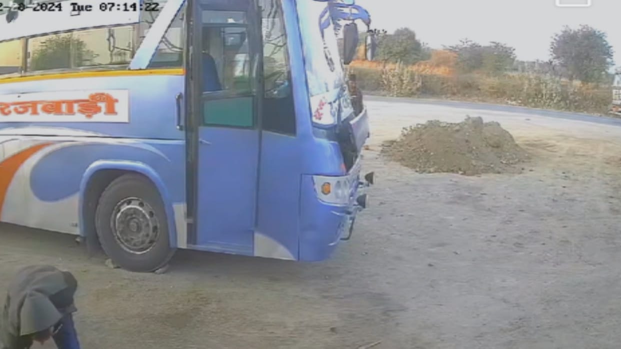 A major accident occurred while filling air in the bus tire.