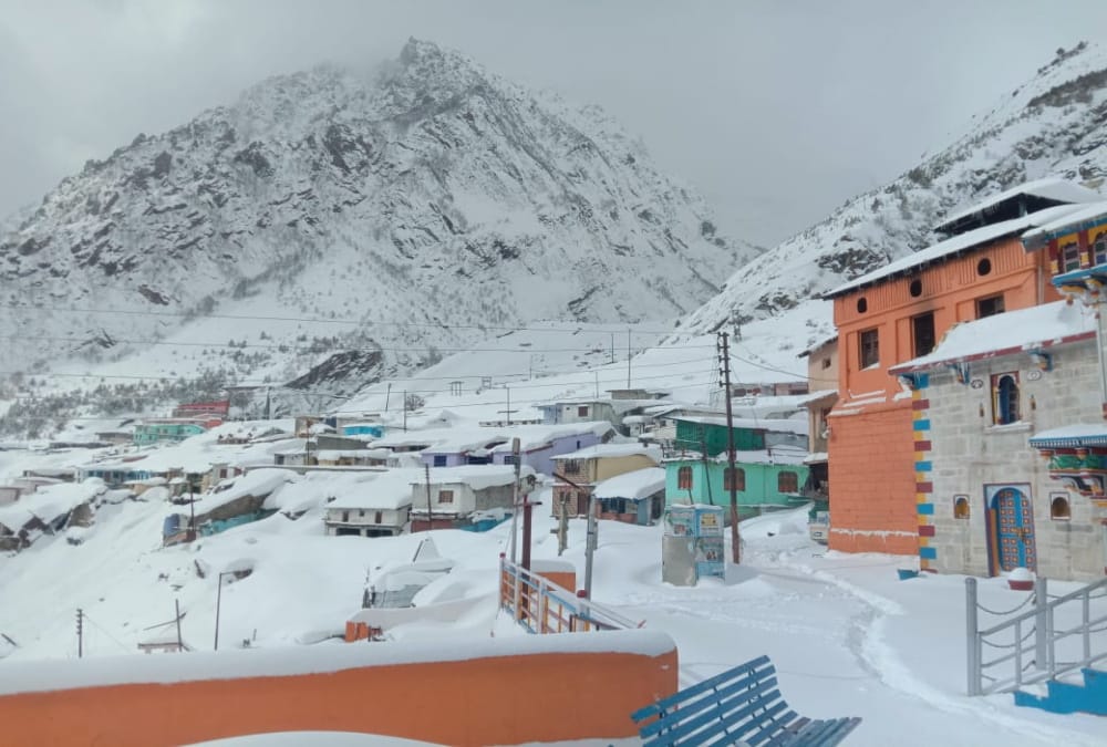Uttarakhand Weather Snowfall Today Badrinath Dham Covered with thick blanket of Snow Gangotri highway closed