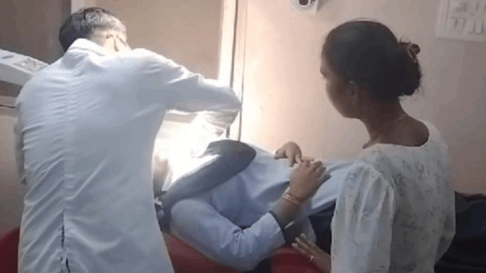 accused stabbed 11th class student in Durg
