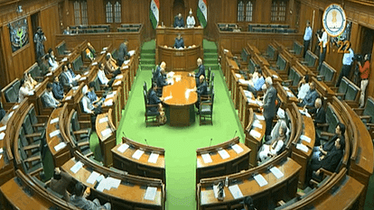 Delhi Assembly: AAP विधायकों का जोरदार हंगामा, विधानसभा अध्यक्ष के सामने नारेबाजी; सदन कल तक के लिए स्थगित House proceedings adjourned for tomorrow After uproar by AAP MLAs in Delhi Assembly