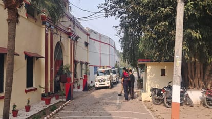Pilibhit: जिला कारागार के बंदी ने शौचालय में फंदा लगाकर की आत्महत्या, दुष्कर्म के मामले में था निरुद्ध prisoner committed suicide by hanging himself in the toilet of District jail Pilibhit