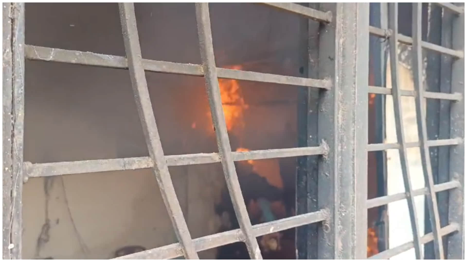 आगजनी से पांच लाख रुपये का नुकसान।