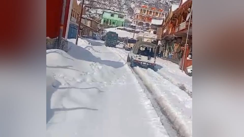 Uttarakhand Weather Gangotri Highway closed after Heavy Snowfall China border cut off from district headquarte