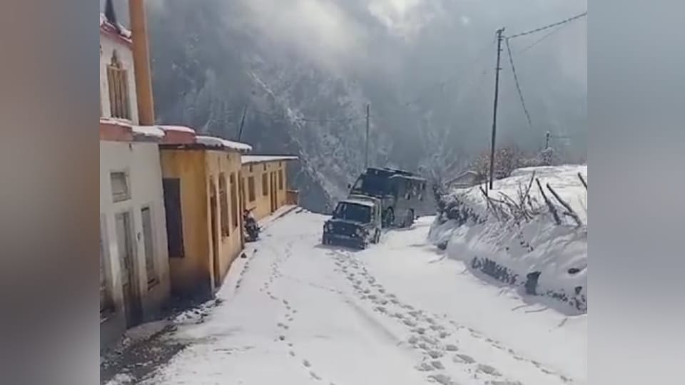 Uttarakhand Weather Gangotri Highway closed after Heavy Snowfall China border cut off from district headquarte
