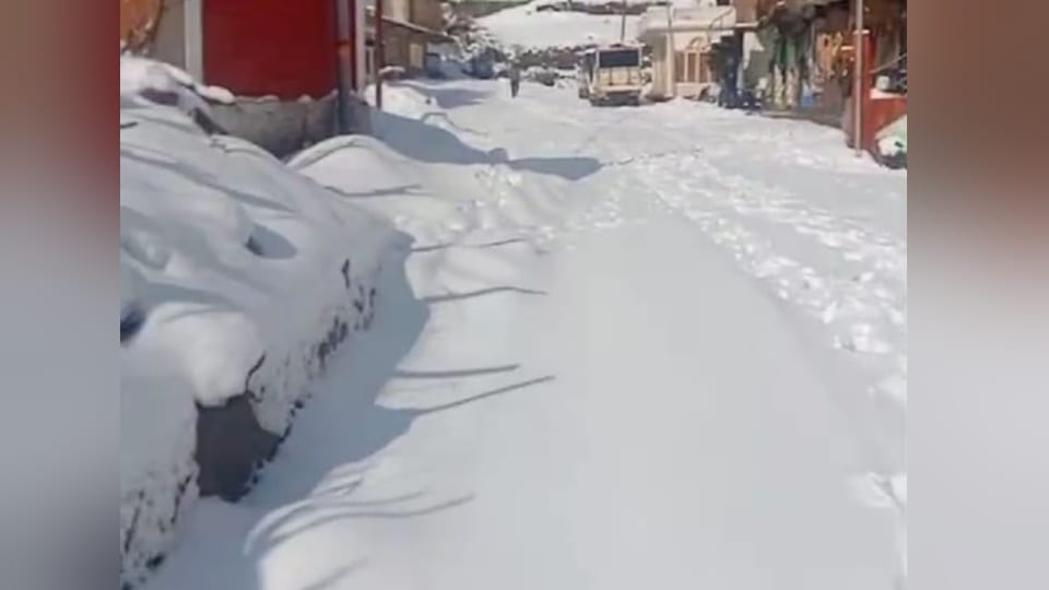 Uttarakhand Weather Gangotri Highway closed after Heavy Snowfall China border cut off from district headquarte
