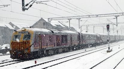 Train To Kashmir: धरती के स्वर्ग पर दौड़ी पहली इलेक्ट्रिक ट्रेन, आसमान से बरसे फाहे, देखें खूबसूरत तस्वीरें PM Modi flags off Kashmir first electric train and inaugurates India longest railway tunnel