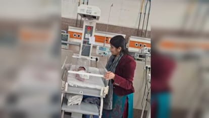 नवजात बच्ची का अस्पताल में चल रहा उपचार