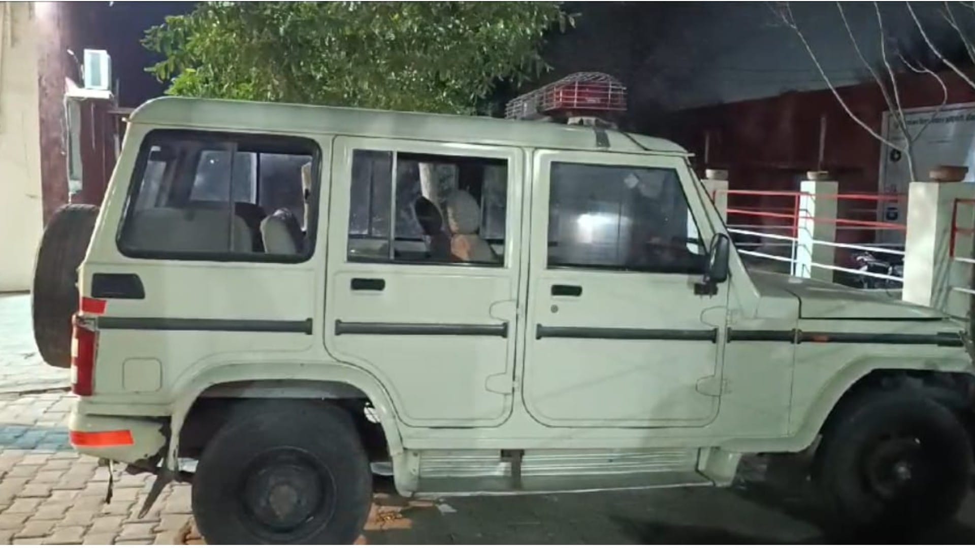 मारपीट की सूचना पर पहुंची पुलिस की गाड़ी पर पथराव