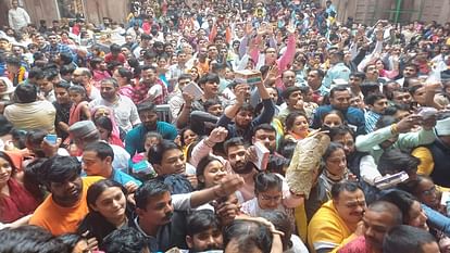 Crowd gathered in on Ekadashi of Magh month devotees played Holi with Bihariji