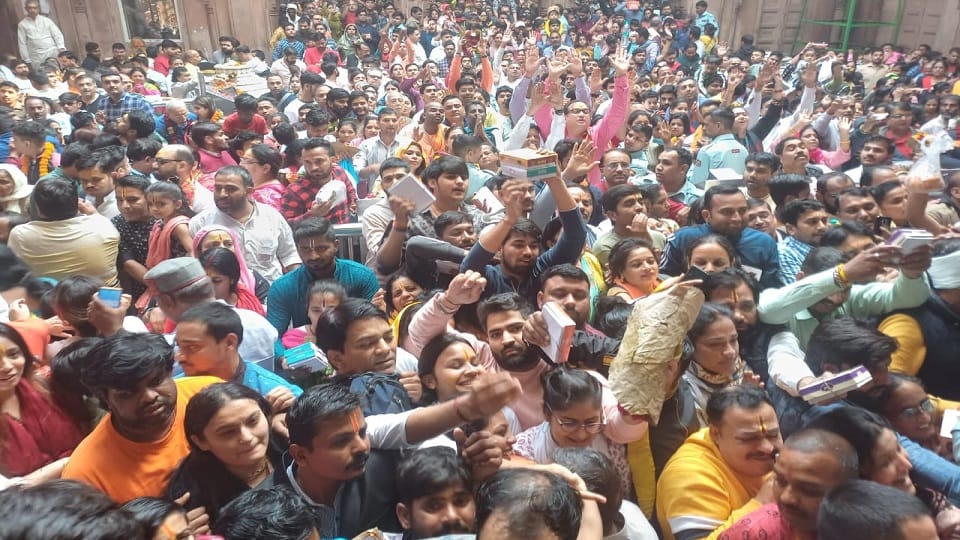 Crowd gathered in on Ekadashi of Magh month devotees played Holi with Bihariji