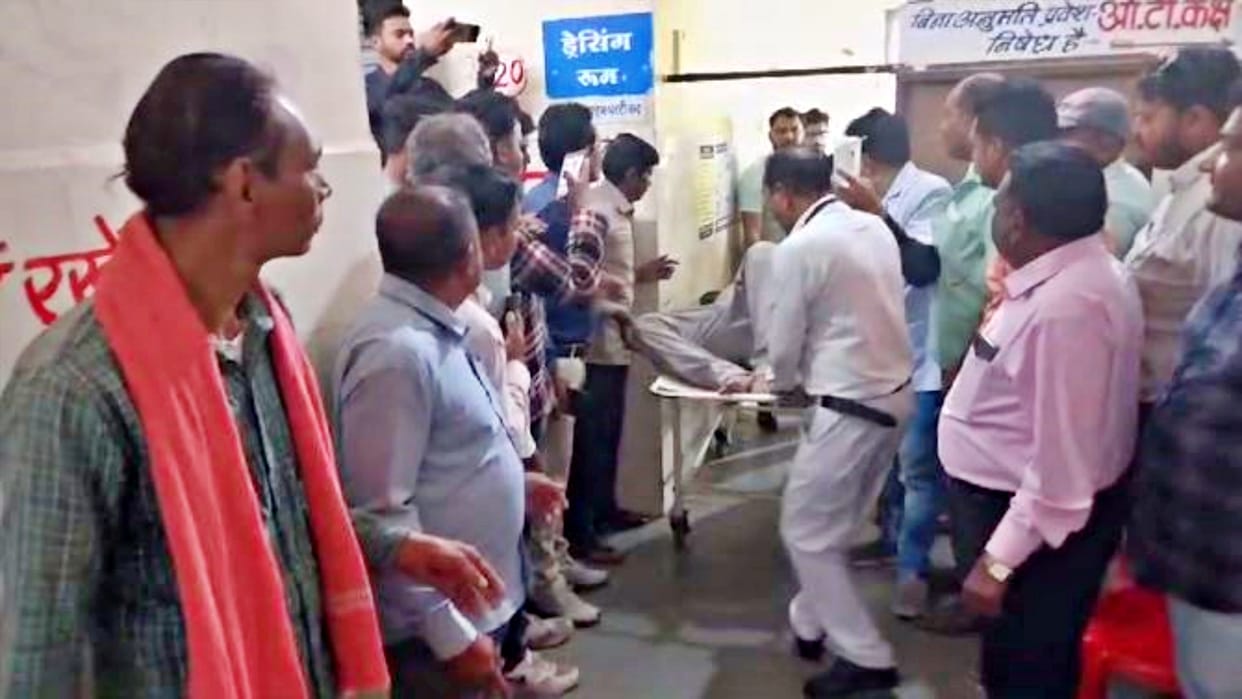 Dhar Municipal Corporation employee shot dead entered office and opened fire