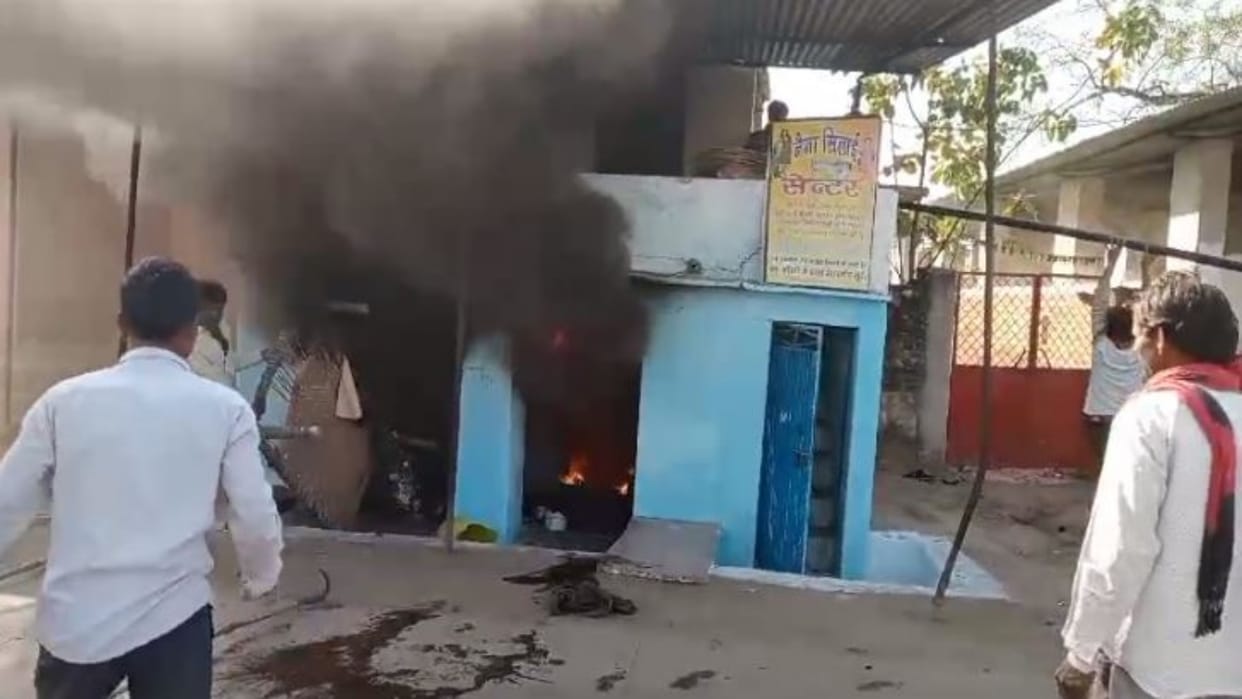 Tikamgarh massive fire broke out in Dargai Khurd village goods kept in house burnt to ashes