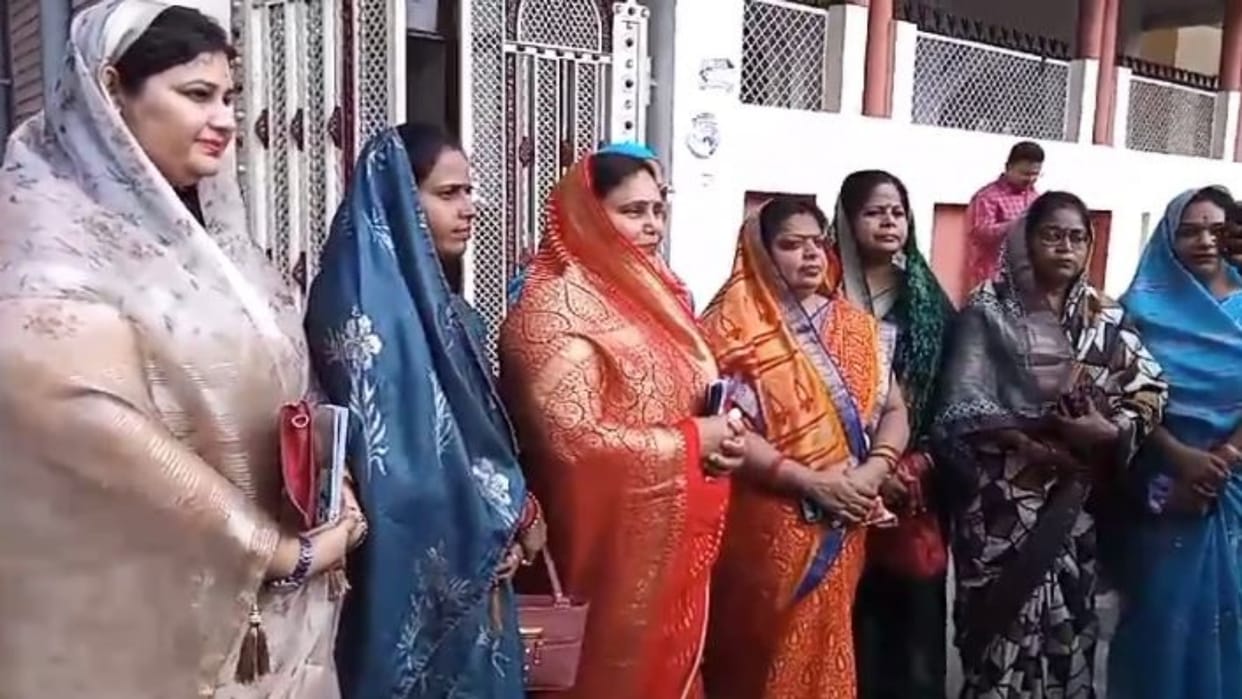 Gwalior News Mayor Shobha Singh reached corporation office on e-rickshaw