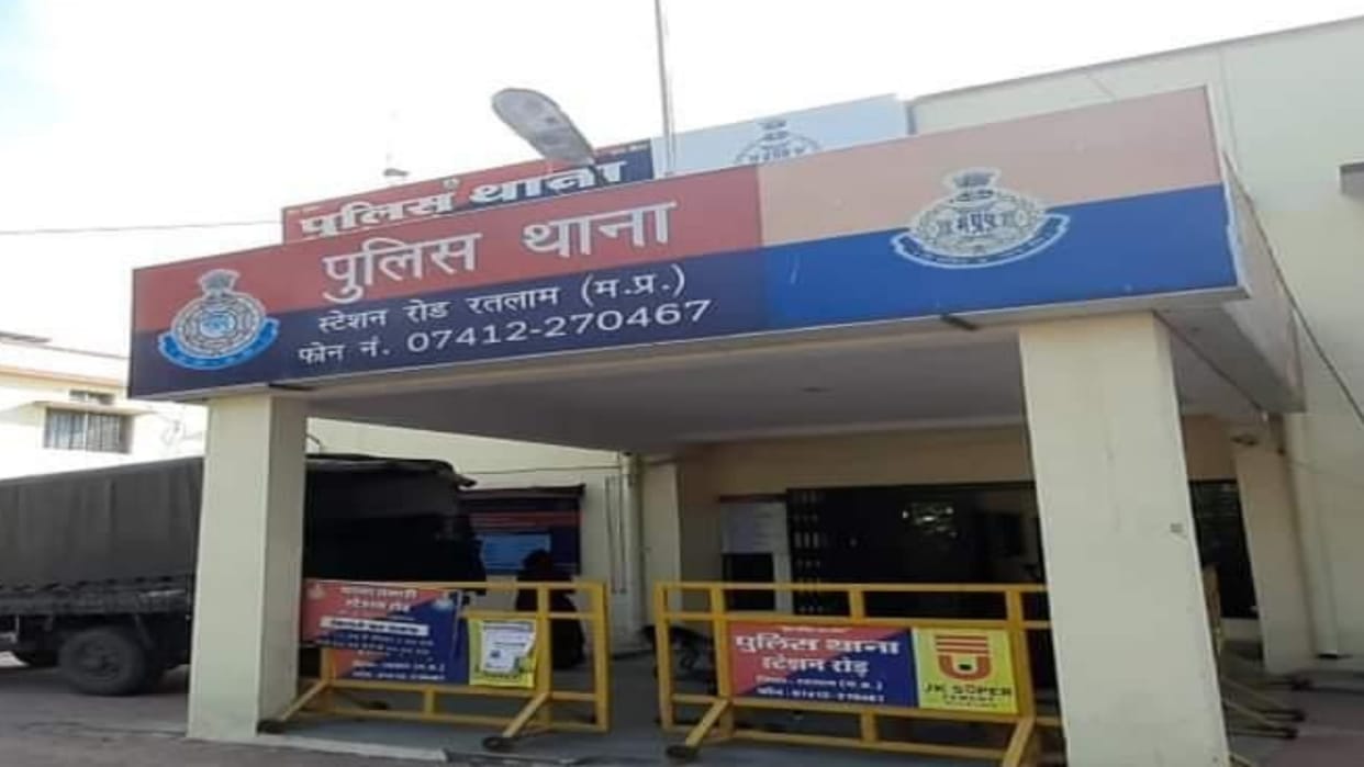 Ratlam Cash worth more than Rs 2 lakh stolen from bag of a person standing in bank to deposit money