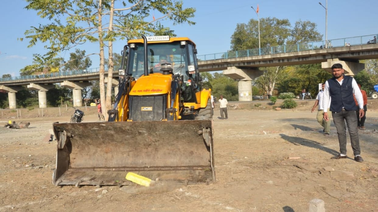 Sehore News Colony was being cut by showing false dreams administration started JCB