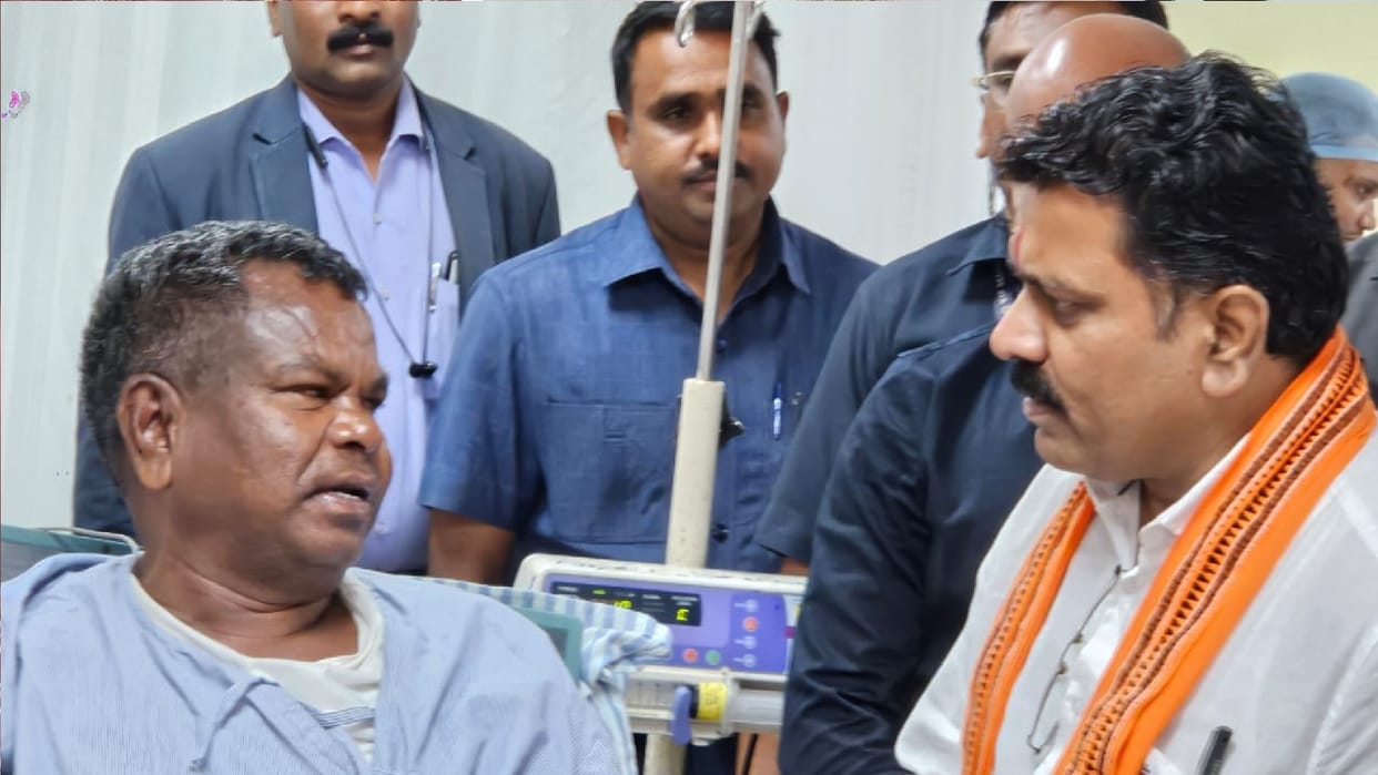 Former minister Kawasi Lakhma Admitted to raipur hospital, Deputy CM Vijay Sharma meet him