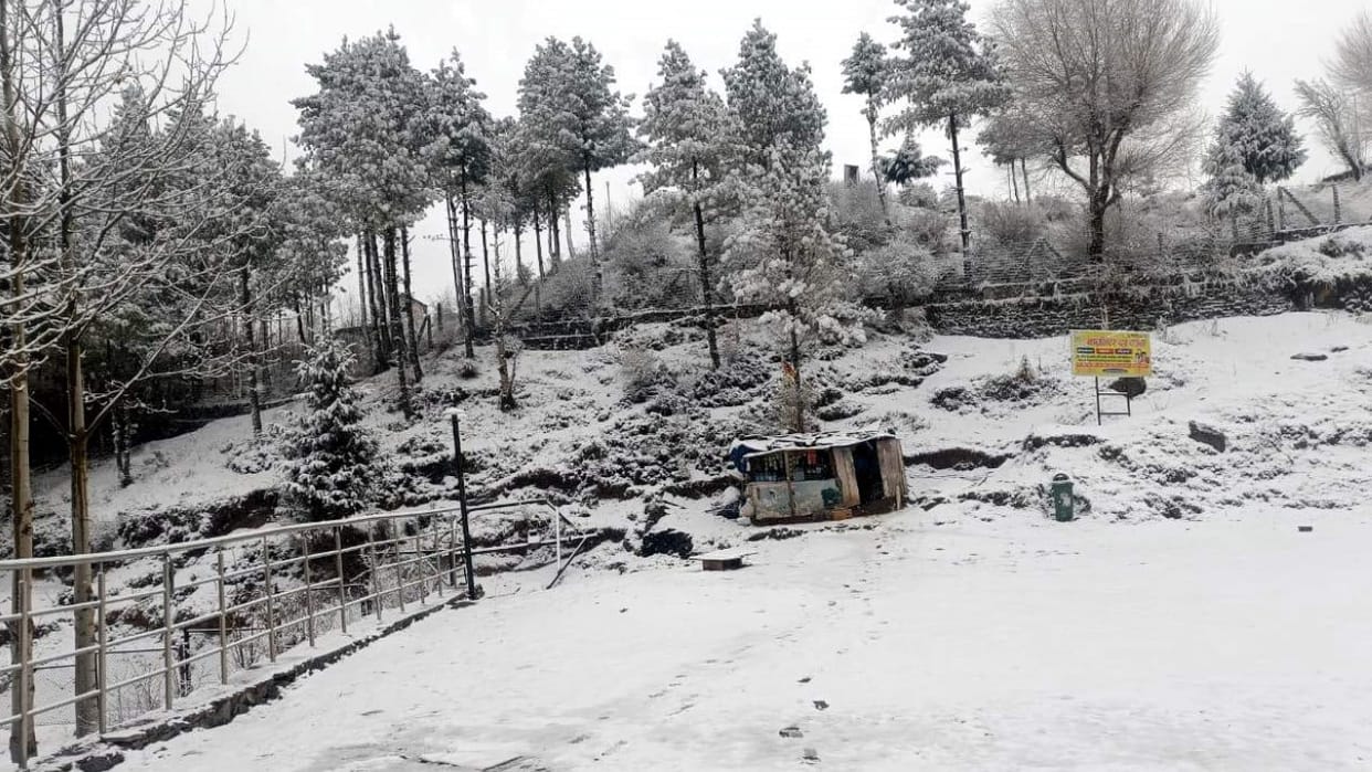 Uttarakhand Weather News Half snowfall in Badrinath one foot in Kedarnath rain Chardham watch Photos