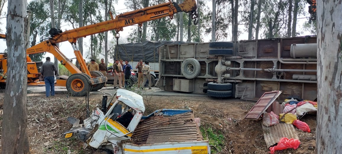 Accident in Bijnor: Tanker overturned due to pothole in the road, three people died
