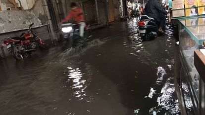 heavy rain with thunder in Mathura due to which  roads were filled with water