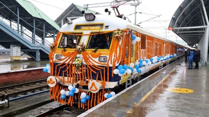 Train To Kashmir: धरती के स्वर्ग पर दौड़ी पहली इलेक्ट्रिक ट्रेन, आसमान से बरसे फाहे, देखें खूबसूरत तस्वीरें PM Modi flags off Kashmir first electric train and inaugurates India longest railway tunnel
