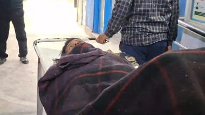 Bihar News: छोटे भाई के प्रेम प्रसंग को लेकर ग्रामीणों ने युवक को जमकर पीटा; गंभीर हालत में अस्पताल में भर्ती Begusarai News: Villagers beat young man fiercely over younger brother's love affair; seriously injured