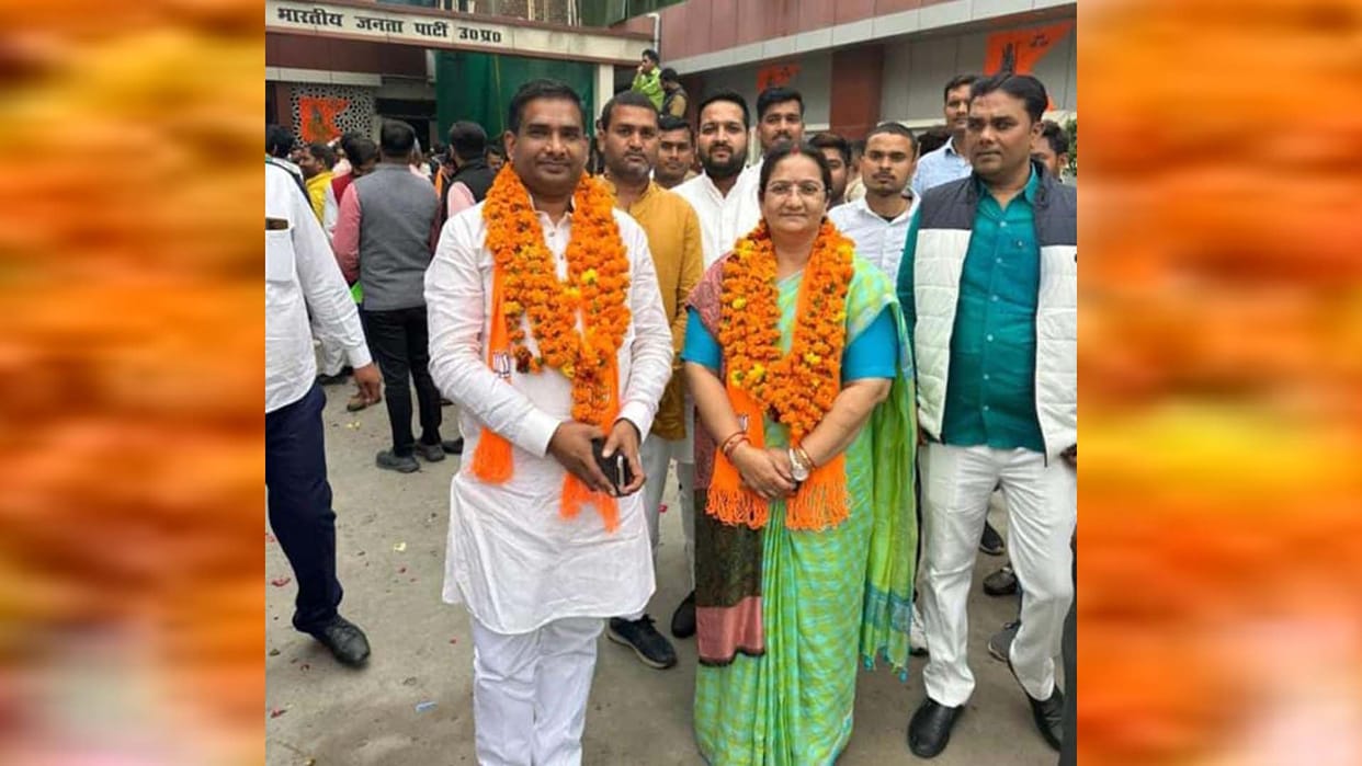 Block chief Jayanarayan Singh and former MLA Ambresh Kumari joined BJP