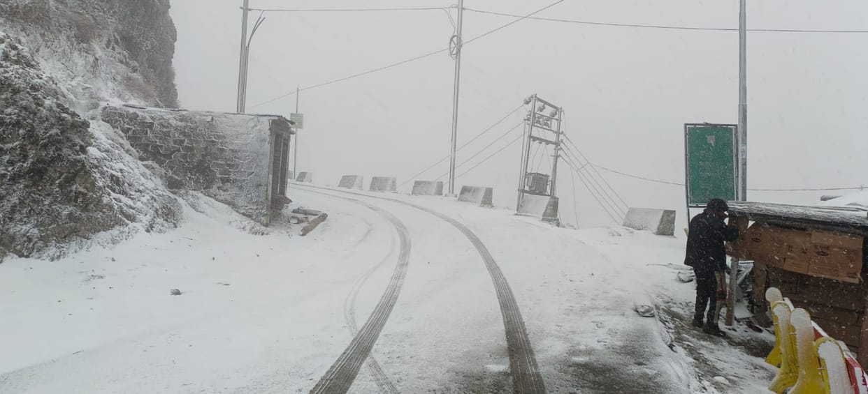 Uttarakhand Weather Snowfall in Chakrata again tourists Happy To See Beautiful Visuals
