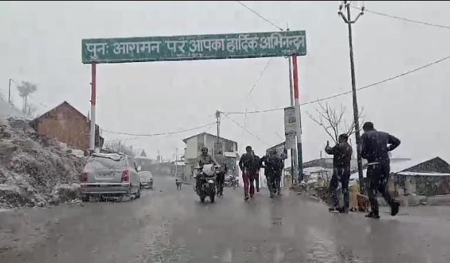 Uttarakhand Weather Snowfall in Chakrata again tourists Happy To See Beautiful Visuals