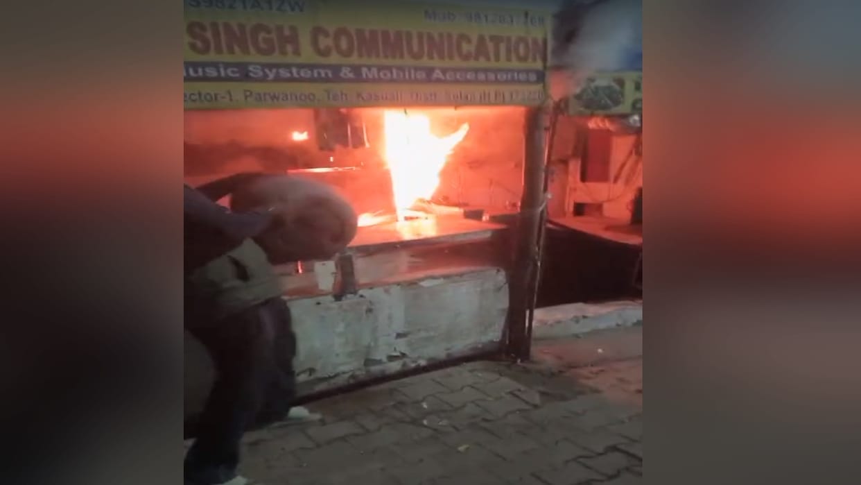 Fire breaks out in mobile accessories shop in Parwanoo, loss worth Rs 1 lakh
