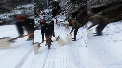 Gangotri Highway: सुक्की टॉप से आगे बर्फ हटाने में जुटे मजदूर, 28 घंटे बाद भी नहीं खुला हाईवे, देखें तस्वीरें Uttarakhand Weather Snowfall BRO workers removing snow on Gangotri Highway Sukhi Top Watch Photos