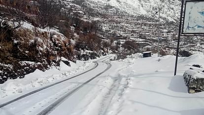 Gangotri Highway: सुक्की टॉप से आगे बर्फ हटाने में जुटे मजदूर, 28 घंटे बाद भी नहीं खुला हाईवे, देखें तस्वीरें Uttarakhand Weather Snowfall BRO workers removing snow on Gangotri Highway Sukhi Top Watch Photos