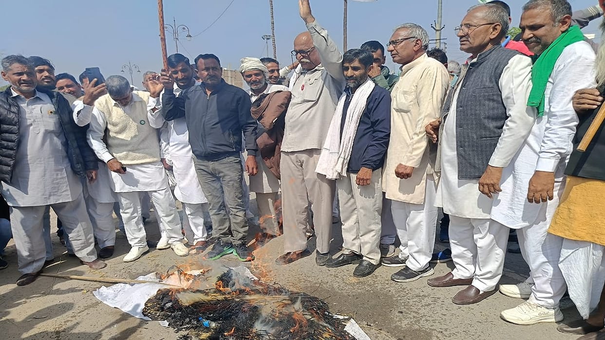 Impact of farmers movement in Hisar, Farmers surrounded BJP office, burnt effigy of government