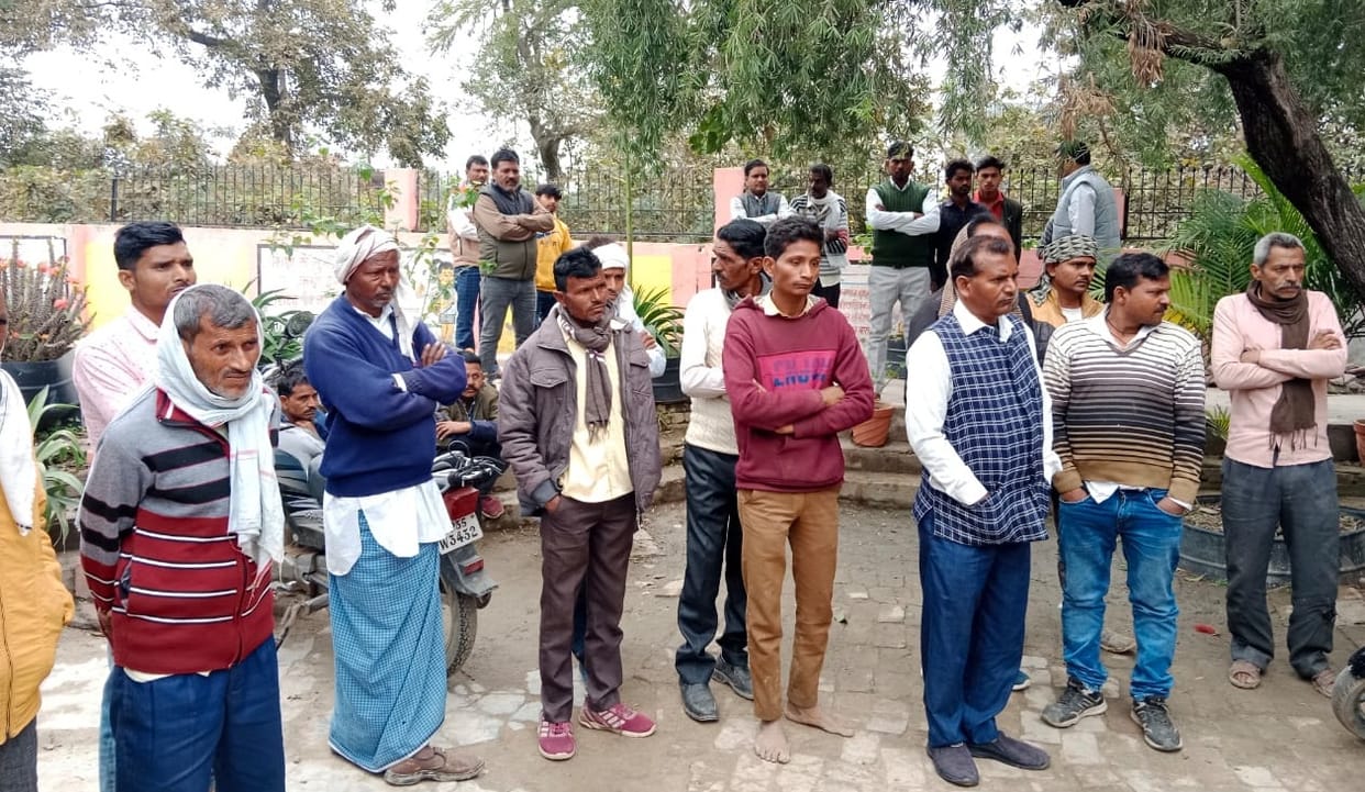 a loving couple committed suicide in Hardoi, wrote on the status  Life is there but it is a stranger