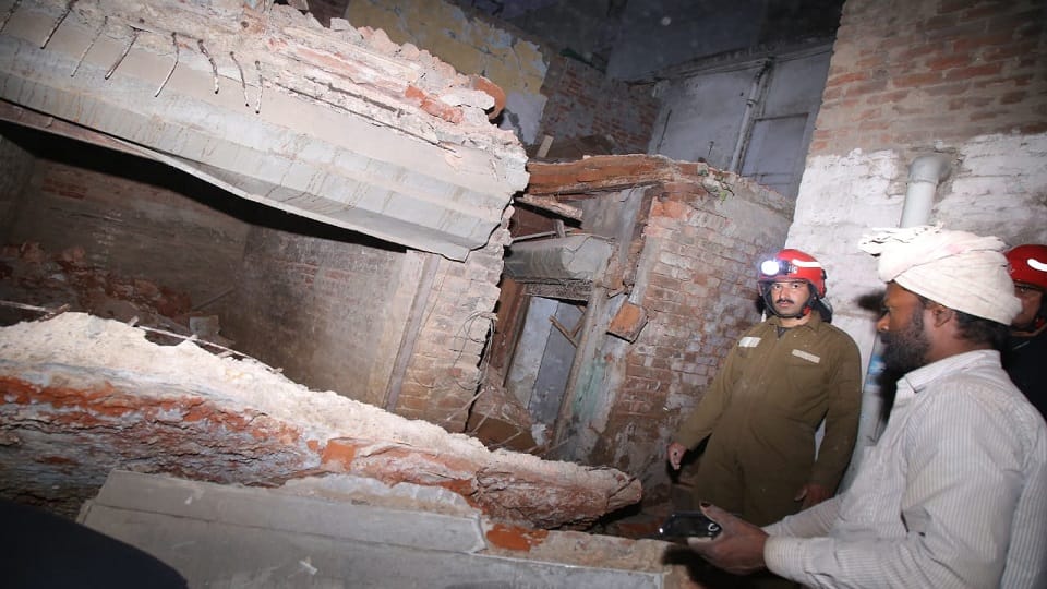 Building Collapse in Kotla Mubarakpur delhi several labourers stuck