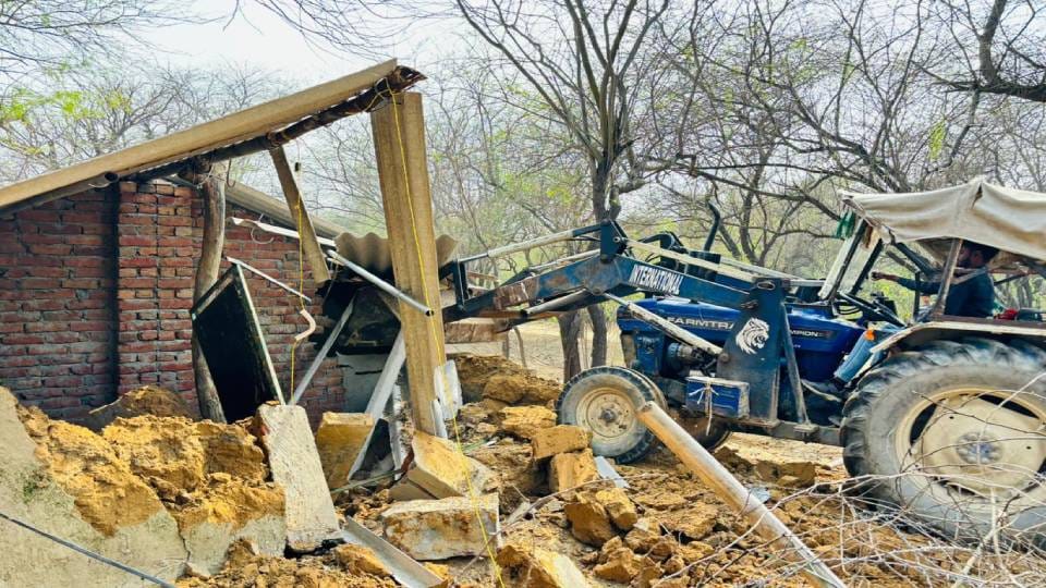 administration demolished huts of saints in Vanshivat Mathura with bulldozers